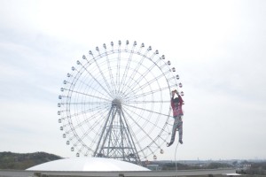 ウソのモリ、観覧車にぶらさがった！